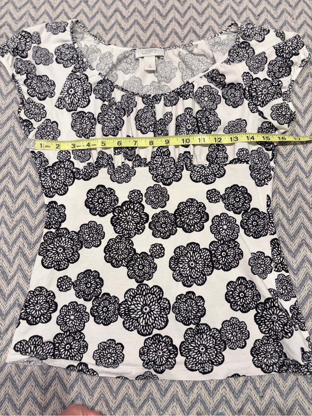LOFT Black and White Floral Short Sleeve Scoop Neck Top - Picture 5 of 7